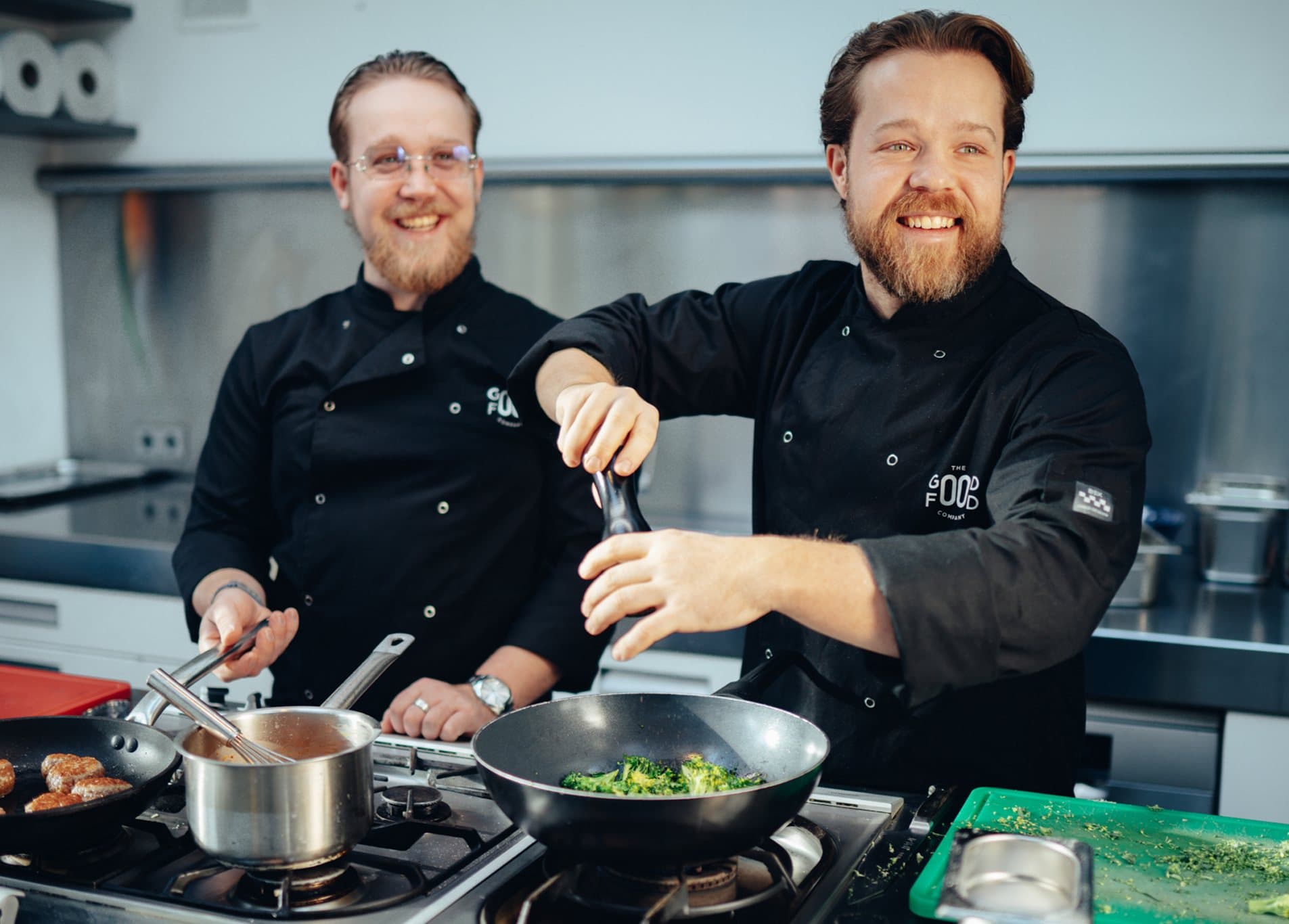 Harm en Daan koken samen in de keuken